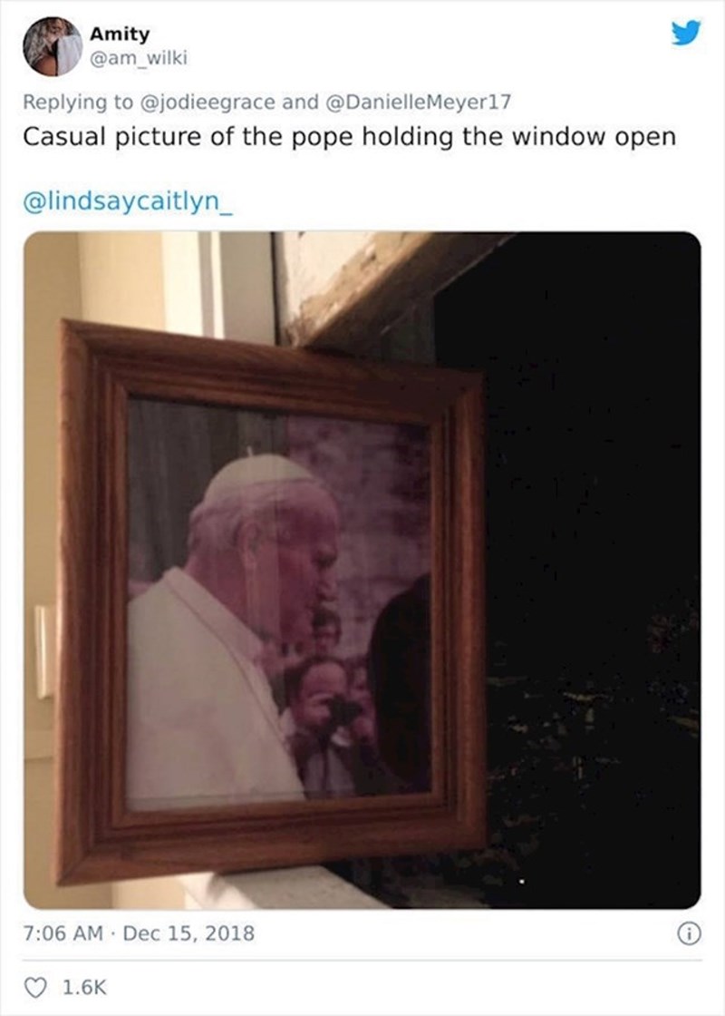 Fotka pape drži prozor otvorenim