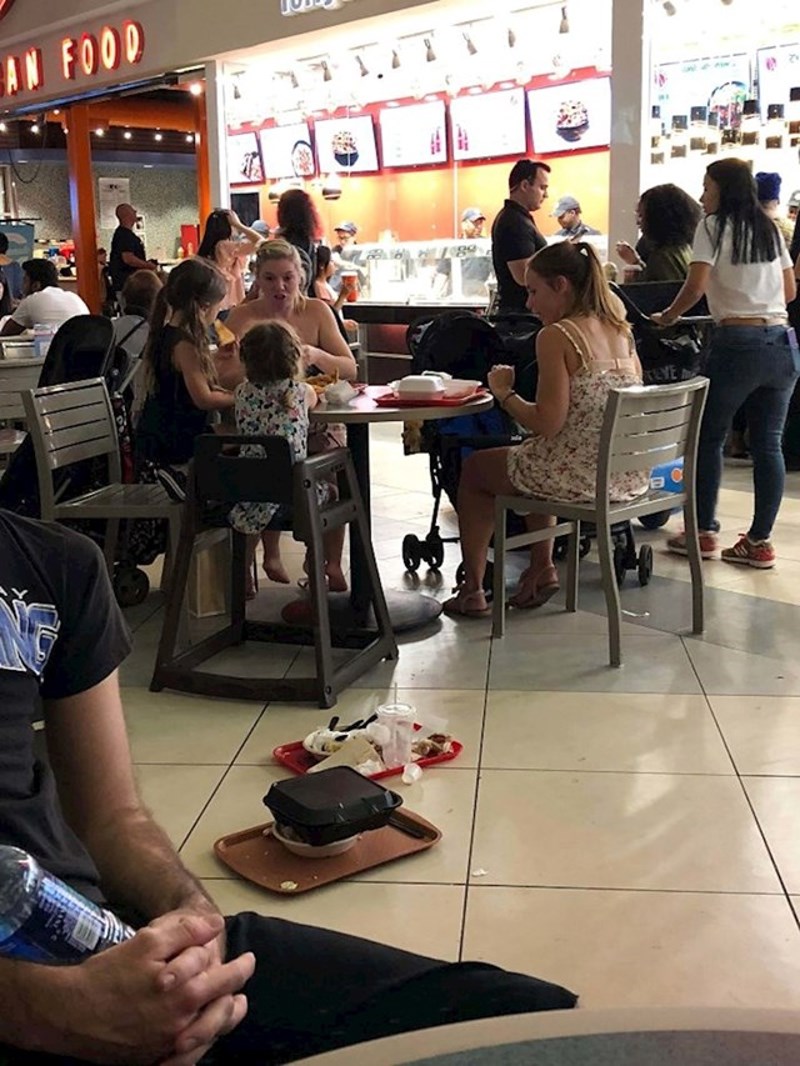 Odlučili su svoje pladnjeve ostaviti na podu