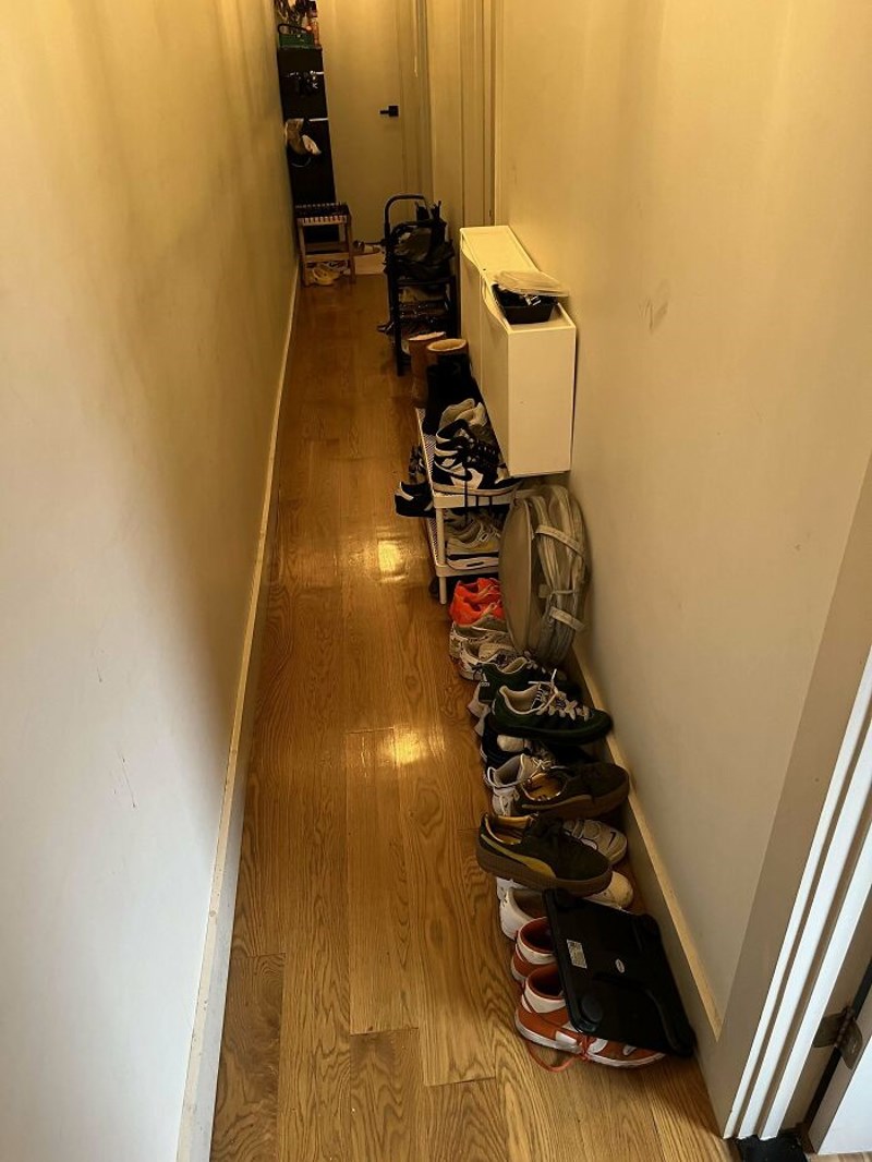 Cimer i cimerica koriste zajednički hodnik kao svoje spremište za obuću