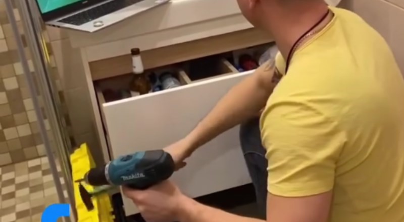 Majstor se zatvorio u WC i rekao da ga se ne ometa, žena je umrla od smijeha kad je otvorila vrata