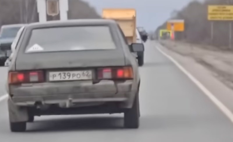 Iz Rusije stiže najluđa snimka tjedna, nećete vjerovati što je tip odlučio prevesti autom