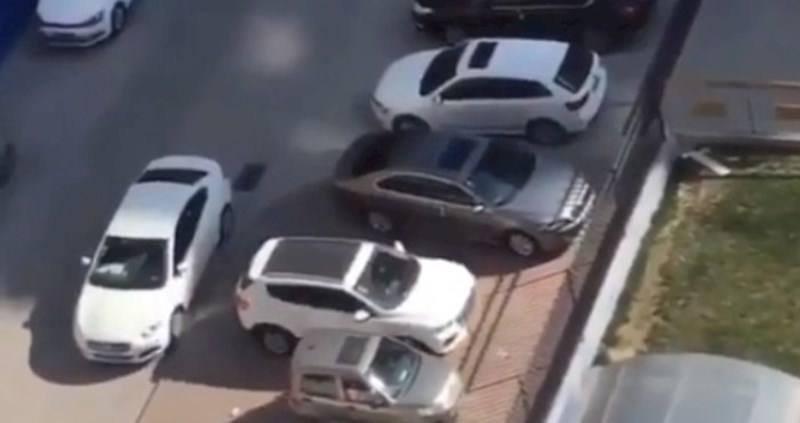 Netko ga je blokirao na parkingu, internet je oduševljen načinom na koji se izvukao