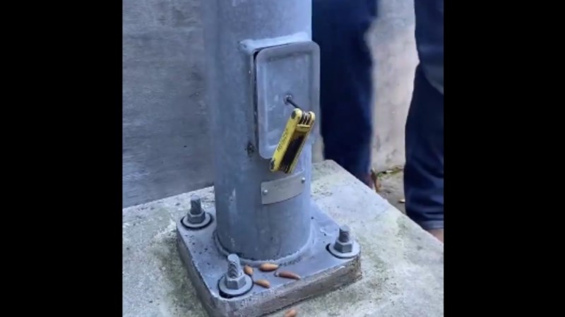 Javna rasvjeta se stalno kvarila, radnici su ostali u šoku kad su vidjeli što je unutar stupa