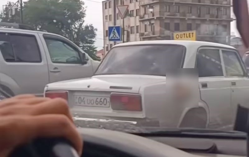 Samo u Rusiji! Mirno je vozio, a onda je vidi što viri iz rezervoara susjednog auta