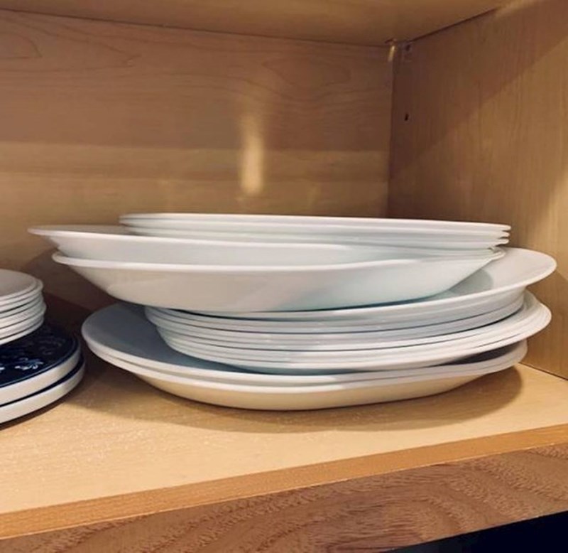 Muž ovako slaže tanjure