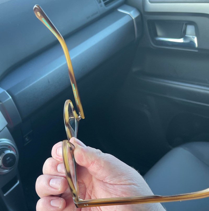 Krenuo je na put i sjeo na naočale za vožnju