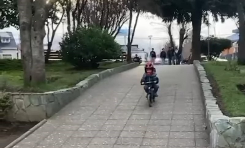 Maleni Mladen je učio voziti bicikl, ali snimka je hit zbog onog što izgovara tata u pozadini