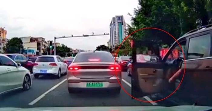 Video: Vozač usred gužve na semaforu otvorio vrata auta, nećete vjerovati zašto je to učinio