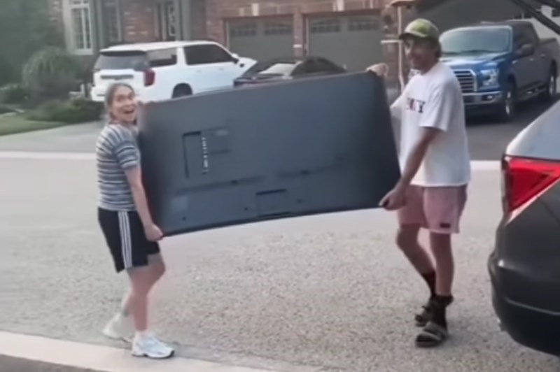 Odlučili su tatu iznenaditi novim TV-om za rođendan, snimka je vrlo brzo postala viralna