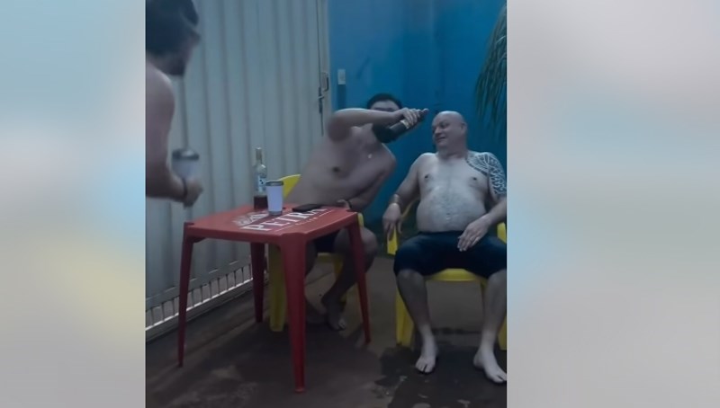 Ljudi pišu da je nemoguće ostati ozbiljan dok gledate ovaj hit video koji skuplja milijune pregleda