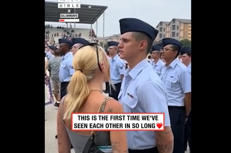 Djevojka koju nije vidio godinu dana prišla je vojniku na straži, morate vidjeti njegovu reakciju