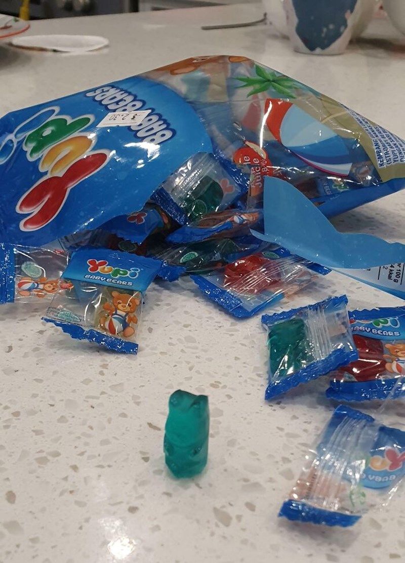 Svaki gumeni bombon bio je zamotan u svoj plastični omot