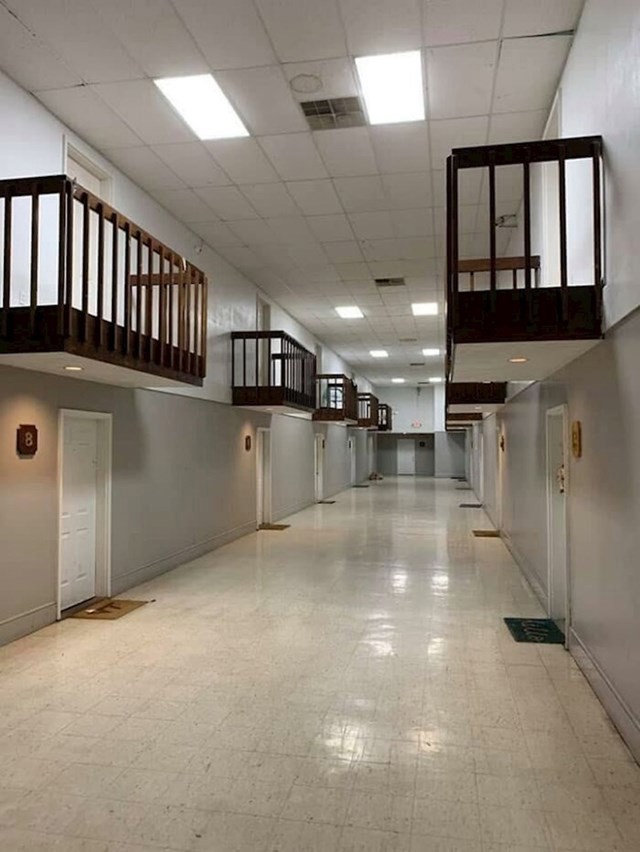 Ova zgrada ima balkone iznutra. Krivo! Pogrešno!