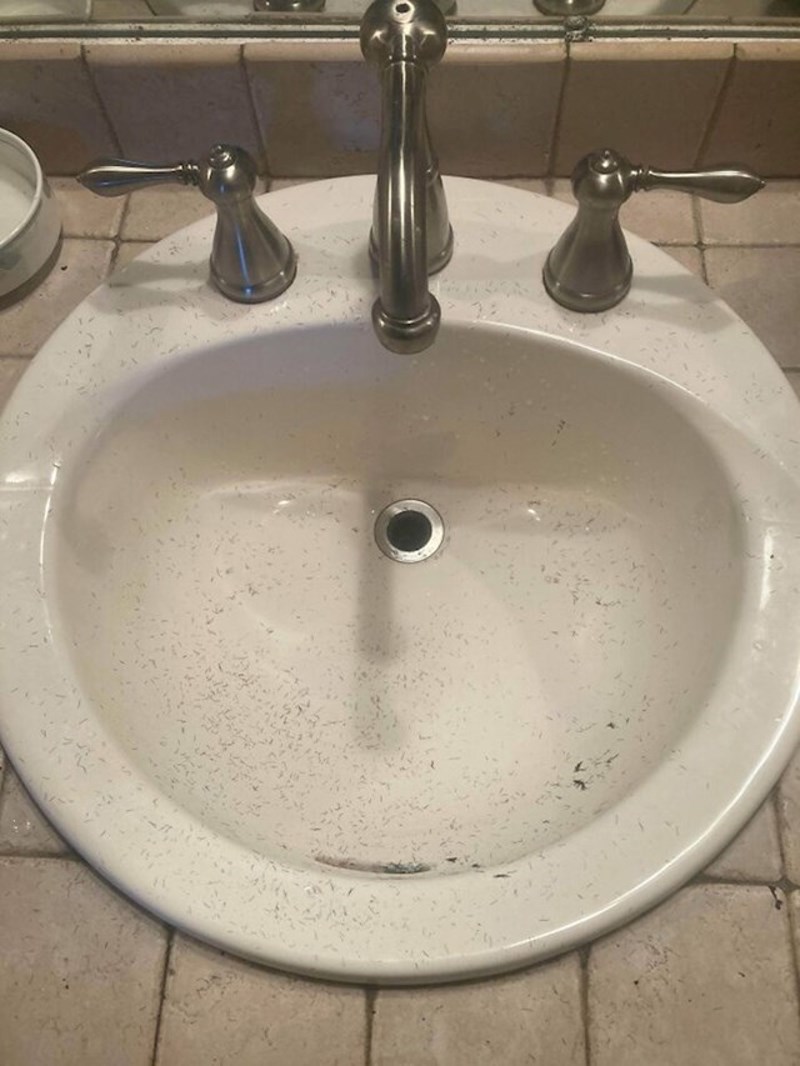 Ovako suprug ostavi umivaonik nakon brijanja