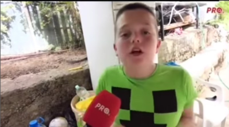 Ostavite sve što radite i poslušajte klinca iz BiH koji priča što radi na odmoru. Ovo je hit ljeta!