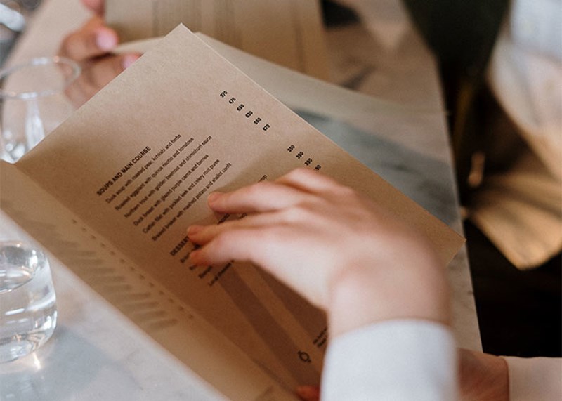 Papirnati meni je bolji od ovih novih sranja gdje moraš skenirati QR kod