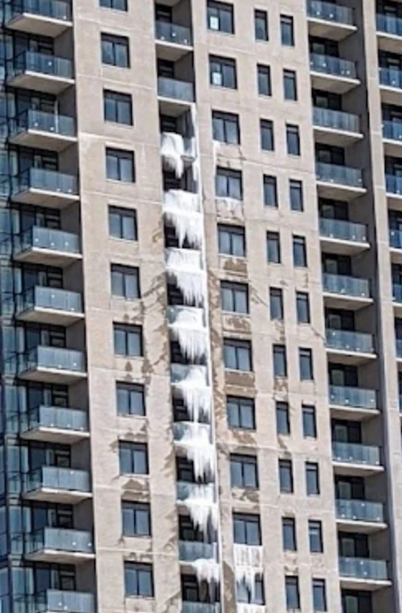 Uselila sam u stan nakon 3 godine gradnje. Prvi dan je pukla cijev