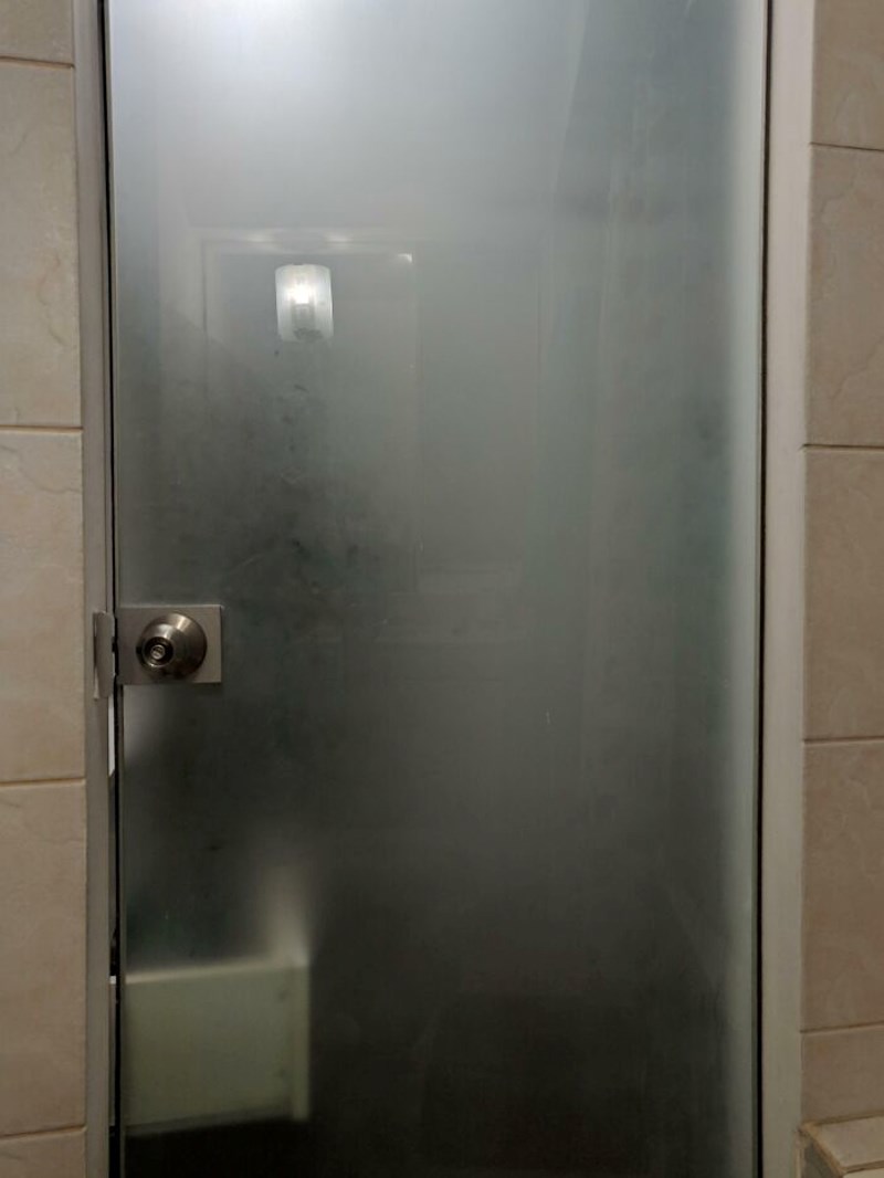 Mačka je otvorila ladicu i sad sam zapeo u tušu