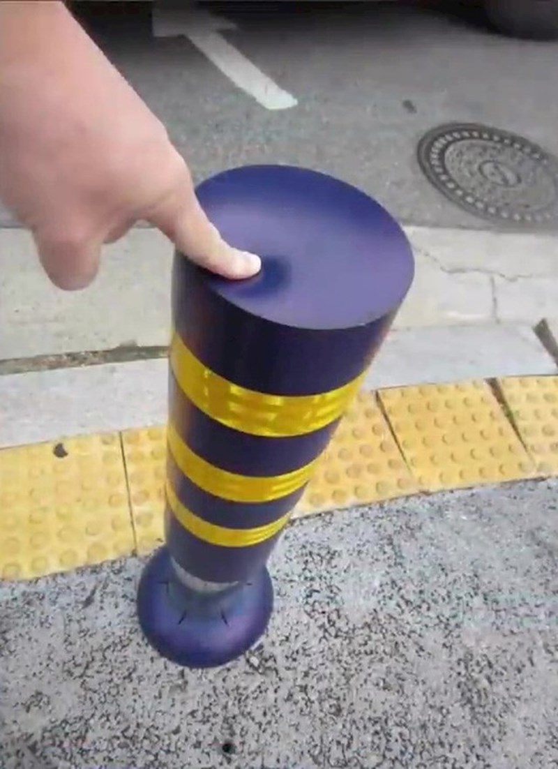 Na parkingu se koriste gumeni / plastični stupovi koji ne mogu oštetiti nečiji auto.