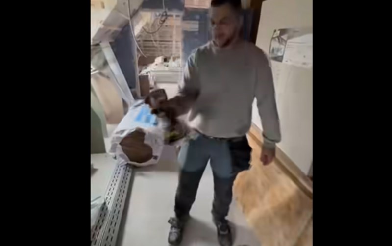 Bauštelac je kupio novu bušilicu, svi umiru od smijeha zbog onog što se dogodilo kad je upalio