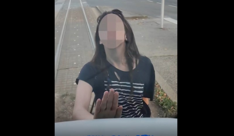 Djevojku u Zagrebu skoro je pregazio tramvaj, putnici su morali snimiti njenu reakciju