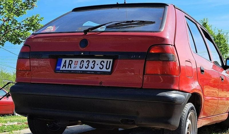 Tip iz Srbije morao je popraviti auto, ovu metodu dizanja definitivno ne pokušavajte kod kuće