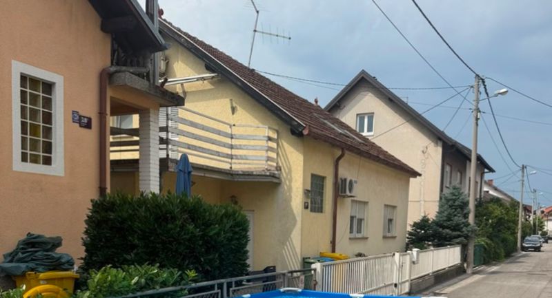 Baka iz Zagreba kupila je bazen unucima i nije joj stao u dvorište. Morate vidjeti kako se snašla!