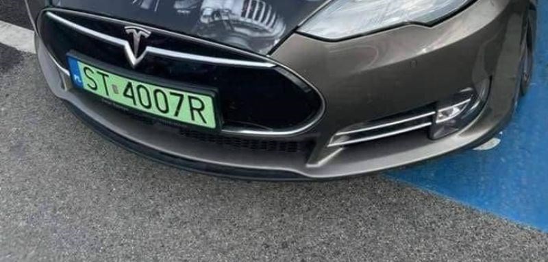Vozač Tesle na nevjerojatan način je uredio svoj auto, ovo morate vidjeti