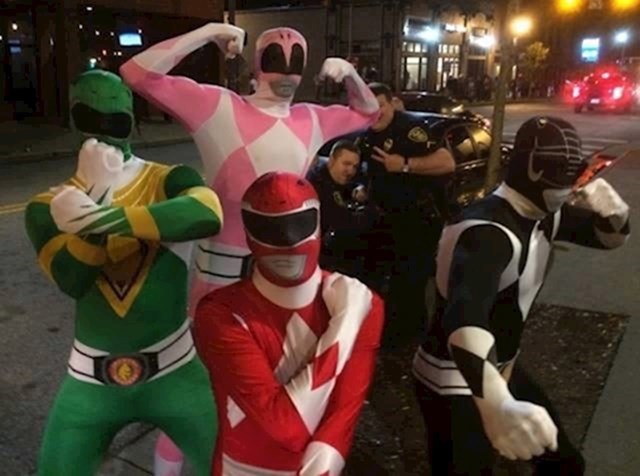 Fotka ne bi bila zanimljiva bez ovih policajaca. :)