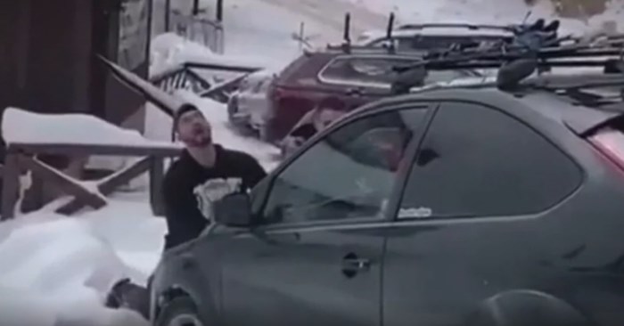 Snimka iz Srbije je apsolutni hit: Pogledajte kako ekipa izvlači auto iz snijega