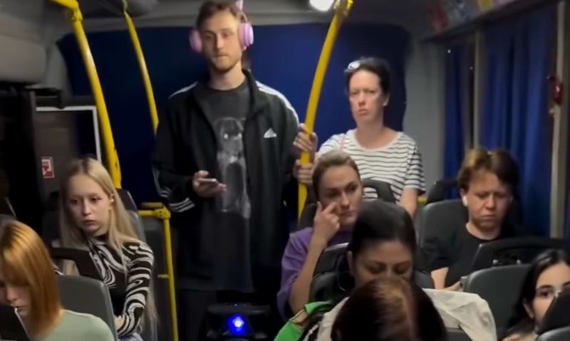 Tip je mob spojio na zvučnik umjesto na slušalice, svi su ostali u šoku kad su čuli što sluša