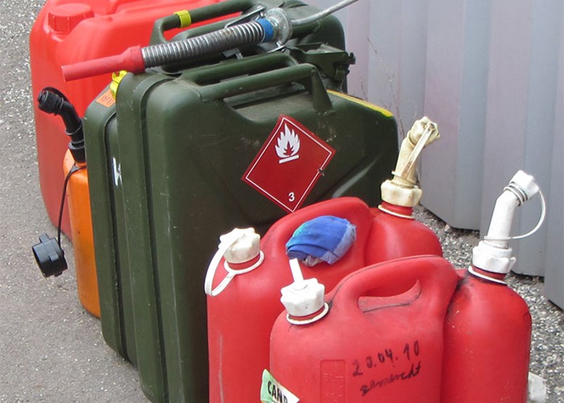 Stari kanistri za gorivo koji su, po novom, nesigurni. A iz novih se uvijek izlijeva gorivo