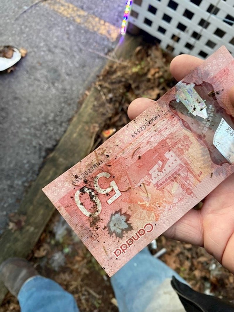 Pronašao sam ovo ispod otirača ispred kuće