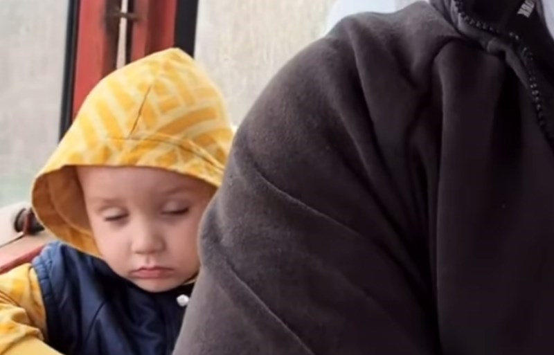 Video koji će vam odmah popraviti dan, morate vidjeti kako se mališan iz BiH junački bori sa snom