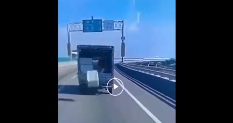 Paket dvaput ispao iz kamiona i sam se vratio natrag. Čitav internet raspravlja kako je ovo moguće