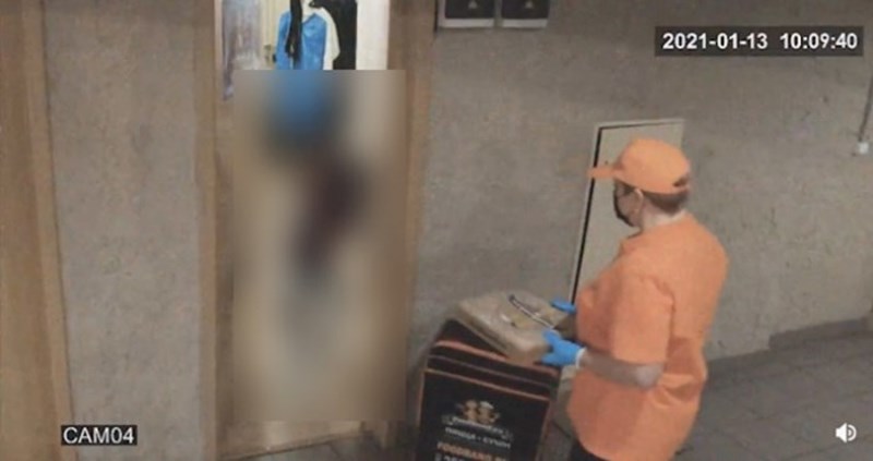 Dostavljač ovo definitivno nije očekivao, skoro je pobjegao kad je vidio tko je otvorio vrata