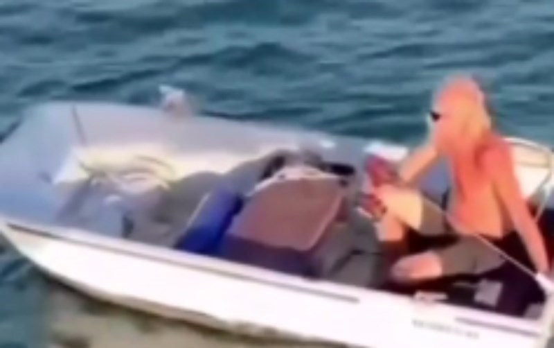 Svi umiru od smijeha na snimku iz Dalmacije, pogledajte što je tip iskoristio za motor na brodu