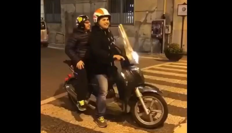 Hit snimka kruži Fejsom: došli su sa skuterom do raskrižja i naišli na nerješiv problem