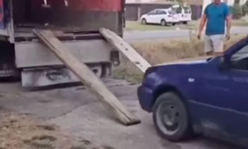 Odlučio se automobilom popeti na kamion. Vjerujte, iznenadit će vas kako je ovo završilo