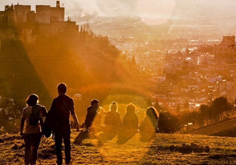 U Španjolskoj je u 22:30 još dan, djeca su vani, igraju se...