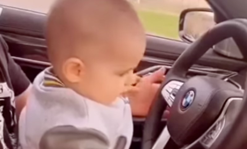 Ovaj video pokazuje zašto nikad ne biste smjeli dozvoliti djeci da sjede na vama u autu