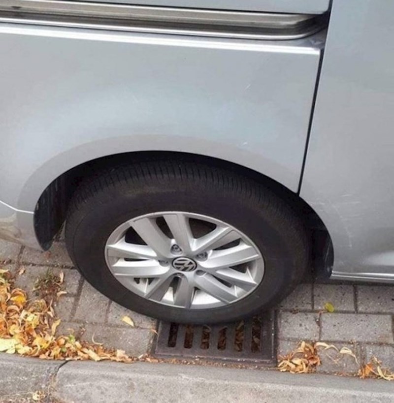 "Ključevi od auta su mi pali u odvodni šaht koji nisam mogao otvoriti jer mi je auto bio na njemu. Ručna kočnica je naravno bila podignuta."