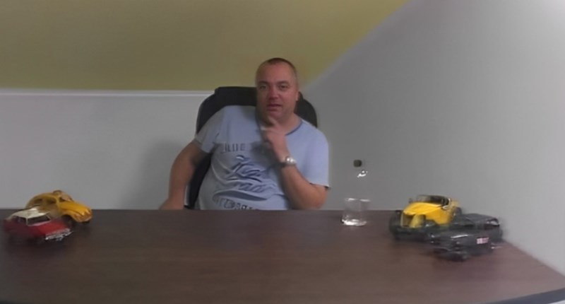 Vlasnik taxi službe iz Rumunjske ima najluđi uredski stol ikad, ovo morate vidjeti da povjerujete