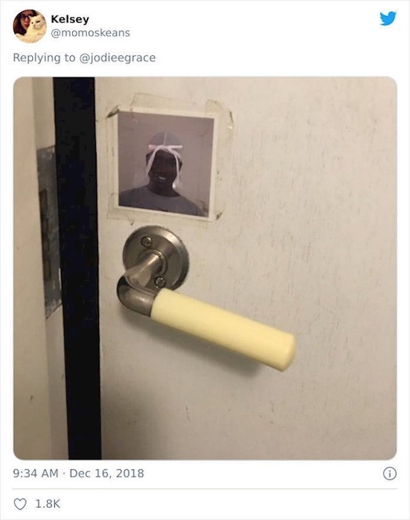 Ovo mu stoji iznad kvake na vratima