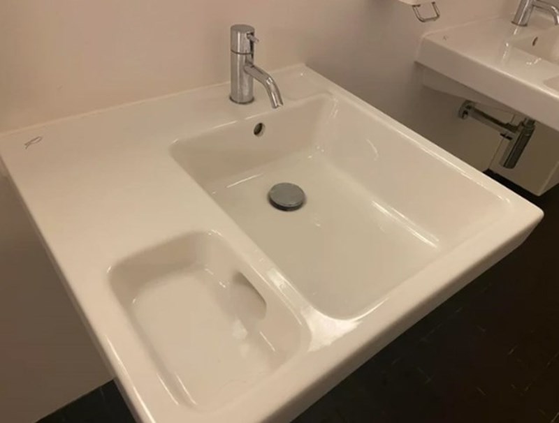 2. "Umivaonik s dva odjeljka s rupom koja ih spaja, a slavina ne dopire do druge zdjele. Čemu služi?''