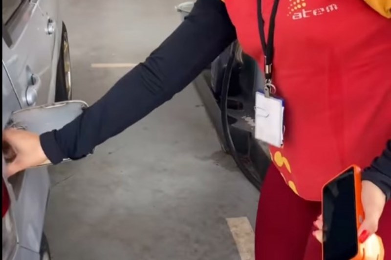 Zamolio je djelatnicu na benzinskoj da mu natoči gorivo, žena je umrla od smijeha kad je skinula čep