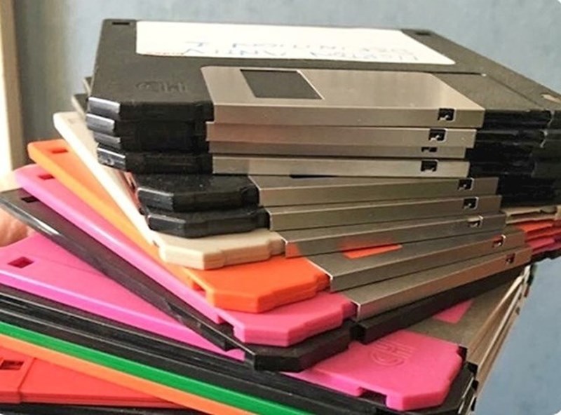 "Moja 16-godišnja nećakinja me danas pitala za što služe ove čudne četvrtaste stvari. Jednostavno sam joj rekla da su to bake i djedovi USB stickova."