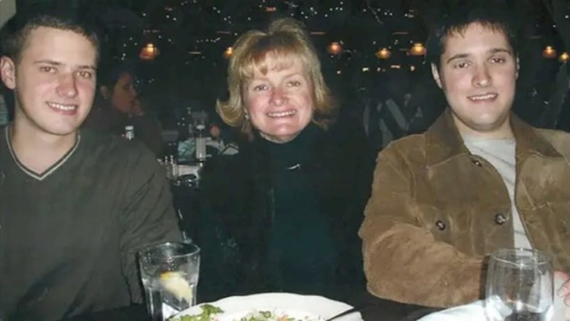 Na fotki (desno) je Bart Whitaker