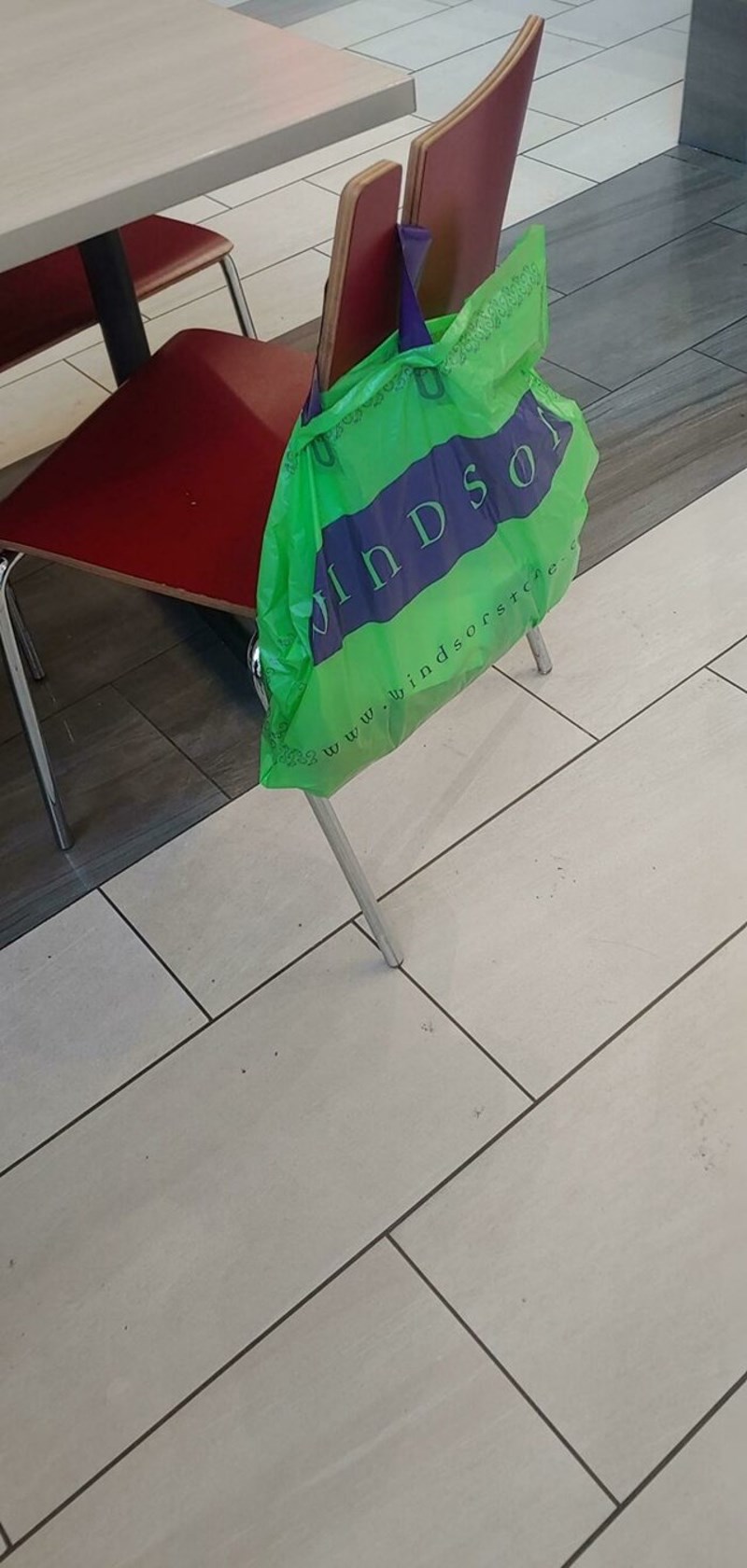 Stolica s ugrađenim mjestom za ostaviti torbu i vrećice