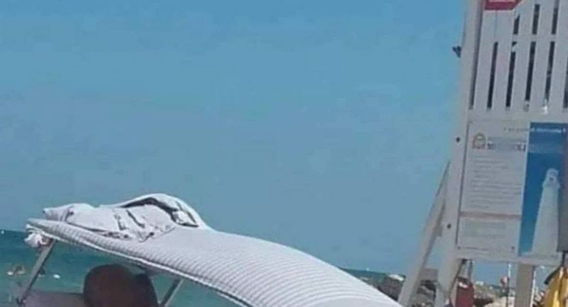 Ovo je izum ljeta! Morate vidjeti čime ova legenda pridržava ručnik na plaži!